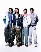 K-POP人气组合LNGSHOT 演绎 AAPE BY *A BATHING APE® 2026秋冬系列